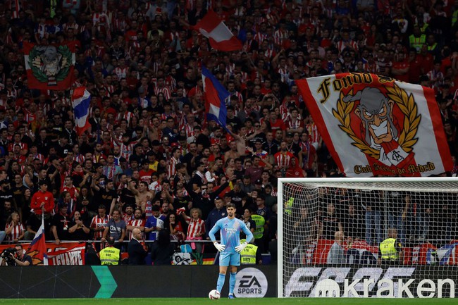 Real Madrid chia điểm Atletico vì 'quả đắng phút bù giờ', derby rực lửa cùng thẻ đỏ và CĐV quá khích - Ảnh 2.