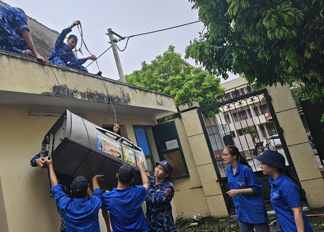 Hà Nội huy động hơn 100 công nhân môi trường dọn dẹp vệ sinh các tuyến phố nội đô - Ảnh 27.